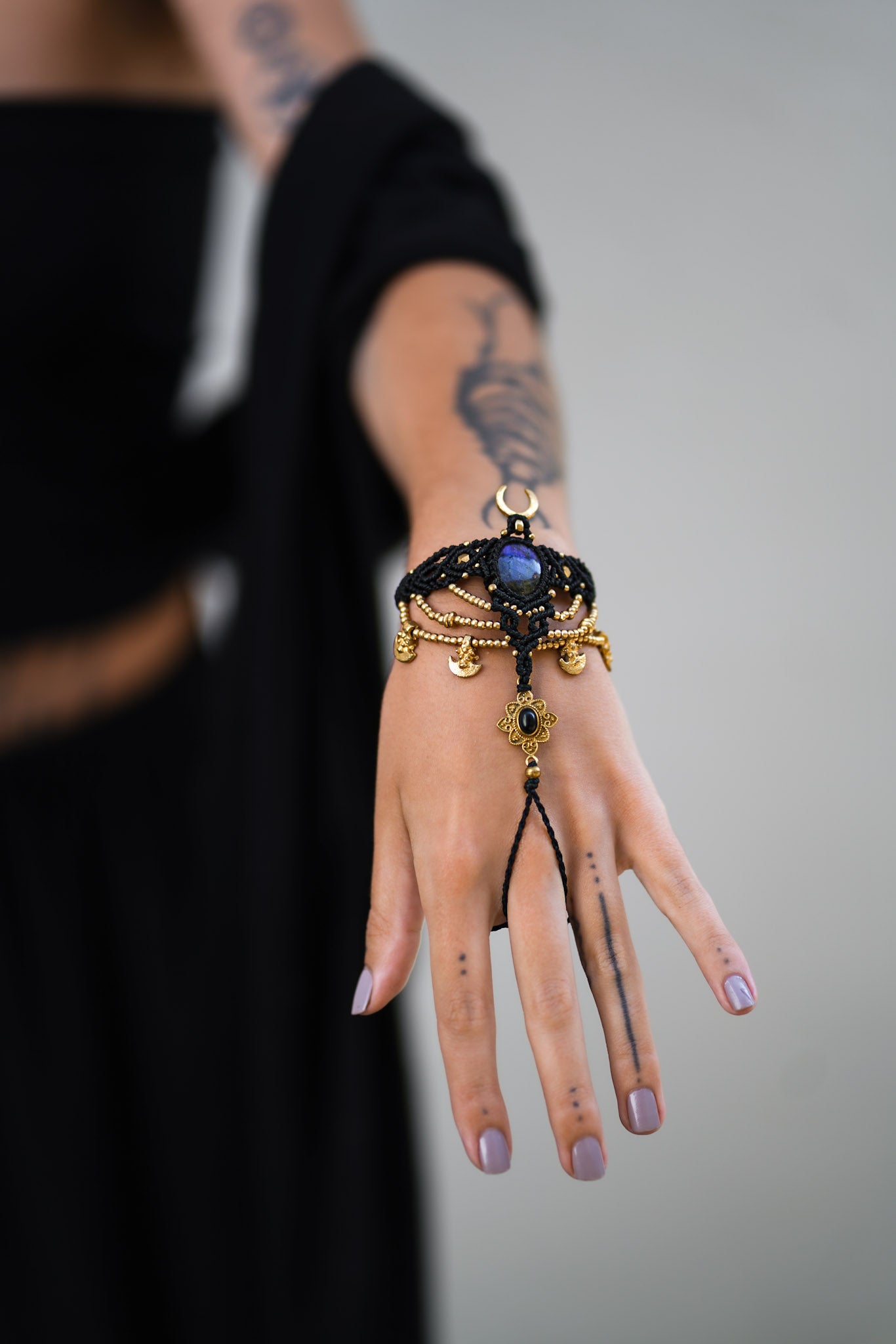 NOCTURNE HAND CHAIN